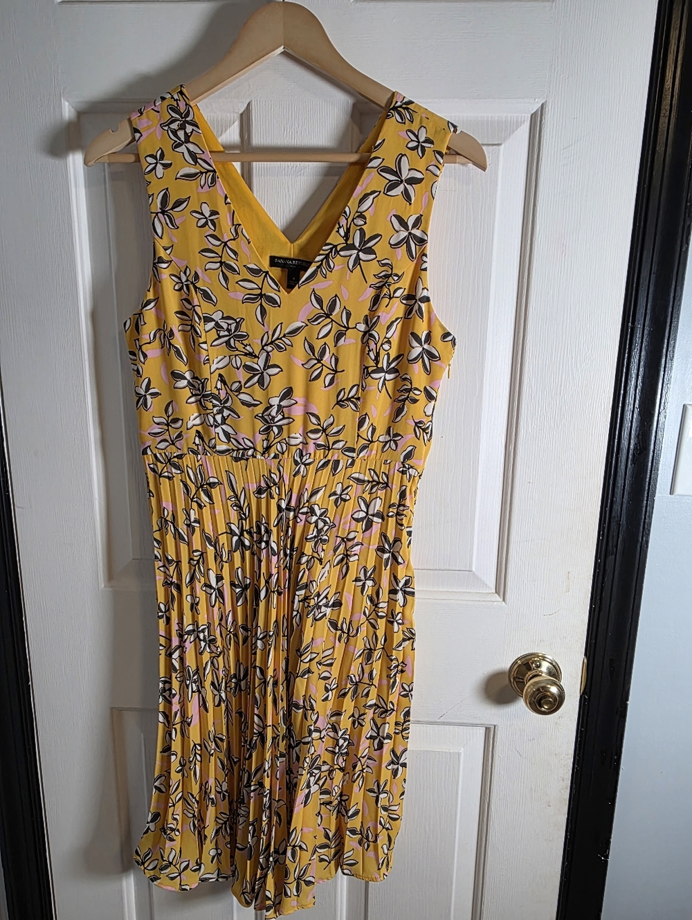 Banana Republic Sz 4 Yellow Floral Sleeveless Pleated Women's Knee Length Dress.